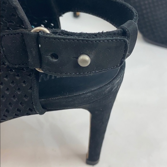 VINCE Sz 7.5 Black Perforated Suede Peep Toe Heels - Picture 7 of 12
